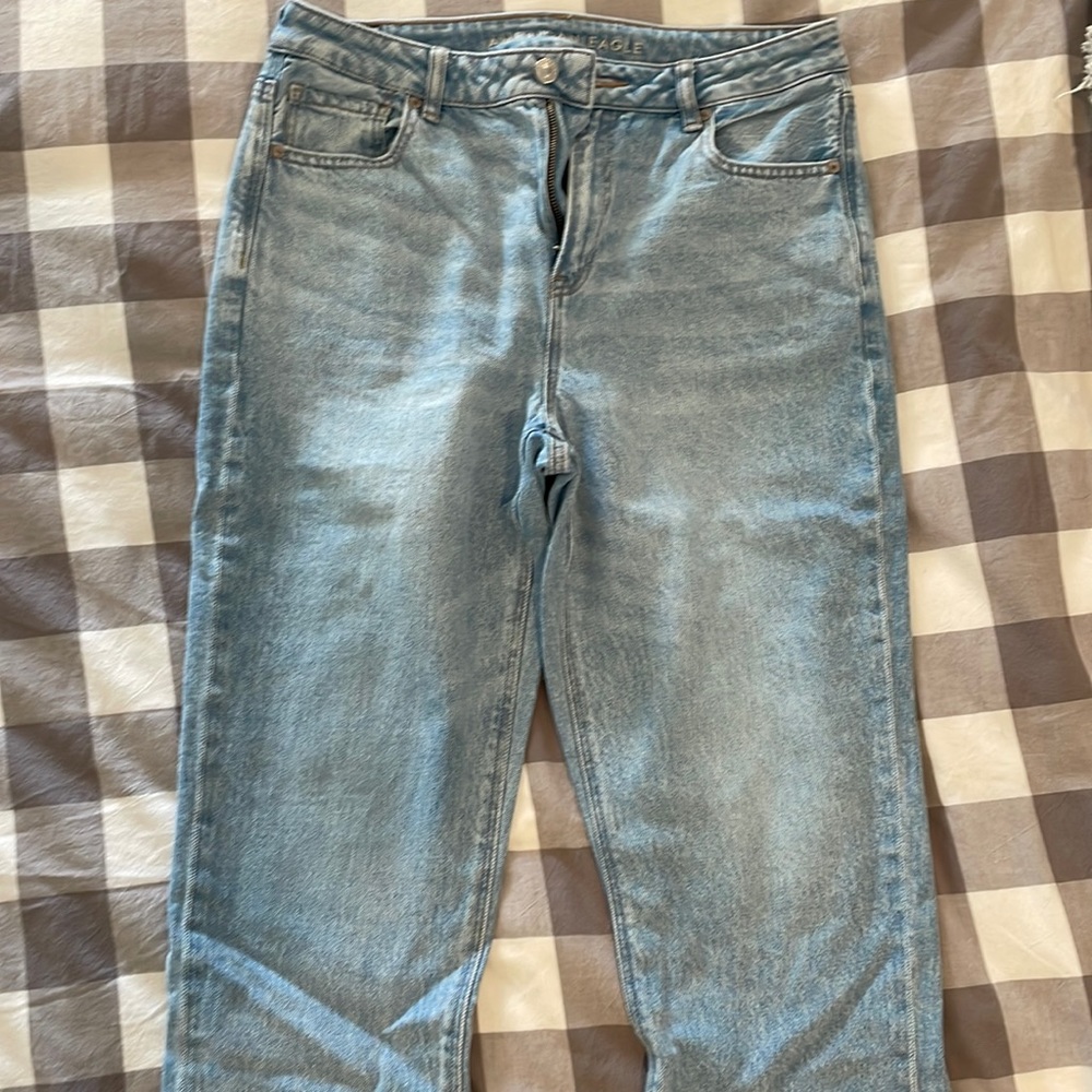 American Eagle strigid mom jean, light wash, size 10L